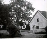 Gudhems kungsgård. Ett brev, utfärdat av påven Alexander III på 1170-talet, utgör bekräftelse på Knut Erikssons jämte fleras gåva av Gudhems gård till klostret därstädes. Efter indragningen genom Västerås recess 1527 förvaltades godset som kronogods. År 1540 erhöll Per Brahe förläningsbrev på Gudhem med underliggande härader. Av drottning Kristina erhölls Gudhem år 1650 av översten vid Västgötska kavalleriregemente Lars Jespersson Cruus.  Då han följande år upphöjdes i friherrligt stånd, skrev han sig Cruus af Gudhem. Vid Karl X I : s reduktion blev godset  åter indraget till kronan och blev sedermera anslaget till majorsboställe och var så till 1877, varefter godset var utarrenderat. År 1914 förvandlades Gudhems kungsgård till remontdepå. Denna lades ned 1957 och godset blev åter utarrenderat.