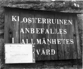 Informationstavla om Gudhems klosterruin.