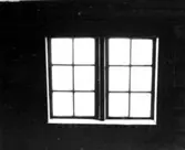 Skattevraksgården. Fönster i vindsvåningen.