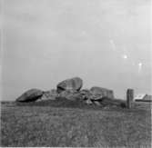 Nolgårdens gånggrift. Efter uppsnyggningen hösten 1955. Sahlströms nr 5. Grindstolpen till vänster står kvar. Foto från söder och Sydost.