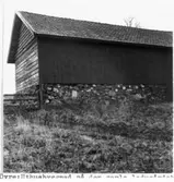 Uthusbyggnad på den gamla ladugårdsbacken öster om gårdsplanen.