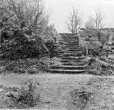 Västra bostadsflygeln. Södra gaveln med trappan från trädgården upp till gårdsplanen.