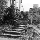 Västra bostadsflygeln. Södra gaveln med trappan från trädgården upp till gårdsplanen.