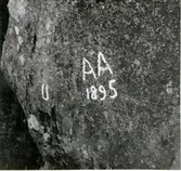 Hässleberget. Naturminne. Initialer ristade på berg.