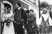 De gamla gårdarna berätta, var huvudnumret av spel vid RK - festen på Kavlås i den vackra slottsparken den 13 juni 1971. Bilden visar generalens bröllop 1814, ett av de stiligare inslagen. Brudparet spelades av Peter von Essen och Anna von Hofsten. Till höger ses Kavlåsspelens regissör friherrinnan Märta von Essen. född Lagerkrans. Mellan brudparet och friherrinnan Bror Persson, Skultorp.