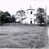 Ullene annexkyrka är medelstor, byggd 1847, har mycket låg tornspira. Den gamla kyrkan har haft lägre och smalare kor. Kyrkan skall till 1700-talet ha legat söderut i Åsaka.