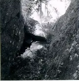Tjuvahålan vid Tjuvadalen, Stommen Hällestad. Sprickbildning i berg där stenar bildar en grotta eller håla.