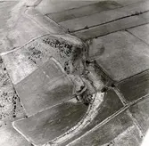 Upptill: Lilla korsgården, Karleby. En del av markerna hör till Slöta sn. Bäck till Slafsan. Nertill: Ägor till Källegården, Karleby.