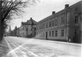 Jungmarkerska huset, Skaraborgs Enskilda bank, Apoteket. År 1859 uppfördes Amelinska gården = nuvarande Apoteket Kronan, doktor Neumans hus = S:t Olofsgatan 11 och snickare Hultings hus = S:t Olofsgatan 13.