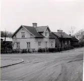 Kv. Brage, Smedjegatan/Vasagatan. De tre närmaste byggnaderna Vasagatan 39 A. B. och C. I hörnhuset A har bott en snickare Karl Rosendahl, i mitthuset B kom.arb. Erik Persson och i det bortre och mindre en stenhuggare Gustavsson.