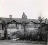 Kv. Brage, Smedjegatan/Vasagatan. Fastigheten Smedjegatan 1 hade två sammanbyggda hus. Det större och närmast Smedjegatan belägna byggdes av smedmästare Nordin. Gatan eller rättare vägen gick tidigare längre västerut än nuvarande Smedjegatan. Där denna nu går och mitt för f.d. Nilssons gjuteri var en stor jordkällare, tillhörande Ekmans fastighet. Den norra delen av byggnaden revs 1949 eller 1950. Samtliga övriga byggnader revs omkring 1967.