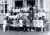 Falekvarna skola läsåret 1936-37.
1 rad Nils Tiverman, Bondehemmet, Ingrid (Märta) Johansson, Nygården, Ingrid Johansson Tomtens kvarn, Inga Helsing, Kämpedal, Eivor Thim, Svartekulla, Inga Johansson, Madkvarn, Margit Karlsson, Fålhagen, Majlis Kardell, Övertorp, Birgit Johansson, Krusekvarn, Britta Gabrielsson, Stenbrottet, Lars Johansson, Nätered. 2 rad. Olle Helsing, Kämpedal, Mats Edin, Fridhem, Arne Hjelm, Mossag., Bengt Sandström, Landsvägen, Gustav Johansson, Nätered, Bertil Johnsson, Björkelund, Olle Johansson, Madkvarn, Gösta Karlsson, Pirkum, Lennart Johansson, Krusekvarn, Rune Karlsson, Fålahagen, Bengt Gabrielsson, Stenbrottet, Göte Karlsson, Pirkum. 3 rad.        
Maj-Britt Karlsson, Fålahagen, Edit Florén, lärarinna, Stina Edin, Fridhem, Arne Karlsson, Pirkum, Dagmar Lindenvall, Bondehemmet, Rune Karlsson, Pirkum, Elsy Johnsson, Björkelund, Mats Johansson, Nätered, Maja Käll, Mossag., Gunnar Johansson, Nätered, Margit Sandström, Landsvägen, Olof Andersson, Köparegården, Britta Käll, Mossagården