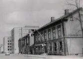 Järnvägsgatan 18-20. Eskilstunaboden & Gamla telegrafen. Eskilstunaboden revs 1968 och Gamla telegrafen 1966-67.