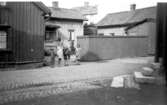 Tavagården. Hörnet Nygatan/Rödestensgatan. Tomten har fått namn efter en ägare, som kallades Taven.