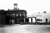 Nya stationshuset under byggnad. Till vänster står det gamla stationshuset.