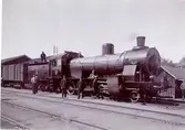 Järnvägen. Bangården. Typ av gammalt lokomotiv.