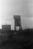 Järnvägen. Bangården. Torvpulvereldningen upphörde vid järnvägens elektrifiering och tornet revs omkr. 1930.