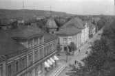 Vy över Järnvägsgatan (nuvarande S:t Olofsgatan) och Falköping med Mösseberg i bakgrunden.