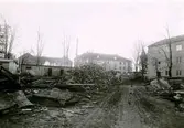 Foto från skoltomten. I förgrunden låg gamla folkskolan. Till vänster byggnadsställningar för nybyggnaden 1946, panncentralen m.m. nuvarande vårdhemmet eller långtidsvården och till höger kvinnokliniken.