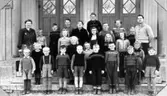 Elever och lärare utanför Falekvarna skola läsåret 1946-47.