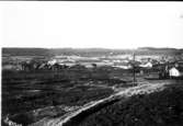 Vasagatan genom stenbrottet för utläggning 1932. Sedd från söder över koloniträdgårdarna.Utsikt mot Rantens gård och Rantens snickerifabrik. Foto från Kvarnbacken.