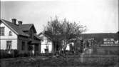 Foto mot Mösseberg, troligen taget i början av 1900-talet. Huset t.h. är Svenssons byggnad, t.v. Villagatan 5.