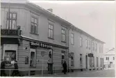 Exteriör av Textil-Konsum och Stenbergs café. (Revs samma år).