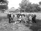 Jättene by Byalaget 1961, bland andra näverblåsaren.