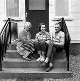 Karin, Ingrid, Roland Karlsson, Västergården.
