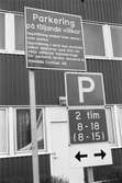 Parkeringsskyltar uppsatta i Kållereds centrum, år 1984.

För mer information om bilden se under tilläggsinformation.