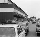 Parkerade bilar utanför posthuset vid Gamla Riksvägen i Kållereds centrum, år 1984.

För mer information om bilden se under tilläggsinformation.