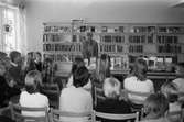 Författarinnan Maj Bylock besöker Kållereds bibliotek, år 1984.

För mer information om bilden se under tilläggsinformation.
