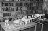 Författarinnan Maj Bylock besöker Kållereds bibliotek, år 1984.

För mer information om bilden se under tilläggsinformation.