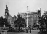 Nordiska museets byggnad under Allmänna konst- och industriutställningen 1897. Mittpartiet och den södra delen (med tornet) var tillfälliga tillbyggnader.