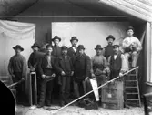 Personalgrupp. Snickare. Från vänster: snickare Axel Svensson (senare byggmästare), snickare Johan Eliasson (senare byggmästare) ?, ?, byggmästare Edvard Nilsson(?), målarmästare Ander Samuel Johansson (