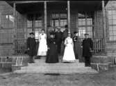 En grupp personer på trappan till en veranda på Kustsanatoriet Apelviken år 1907. Personal och troligen personer i styrelsen för 