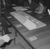 På bordet visas en modell över Riksväg 1 (Riksettan) som1945–1962 var huvudvägen mellan Helsingborg och Stockholm. År 1960 var hela sträckan 588 kilometer.