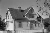 Ett bostadshus vid Drottninggatan i Huskvarna.  En skylt med texten 