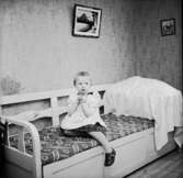 Rumsinteriör, en liten flicka.Finnarna i Svarvarbo, Ställdalen.Nurminen