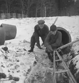 Vägbyggande, två män.
Vägförvaltningens bygge vid Björsarv.