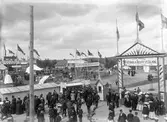 Folksamling framför samrealskolan vid Östra härads lantbruks- och industriutställning 1907.