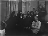 Rumsinteriör, familjegrupp sju personer.