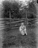 En flicka med en katt.