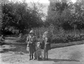 Två flickor och en hund.