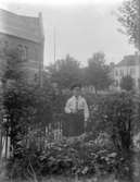 En pojke.Bostadshus i bakgrunden.