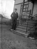 Lindbergs villa, en pojke på trappan.