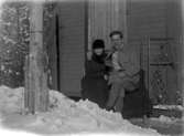 Ett par. Bostadshus i bakgrunden.Karl Hedström