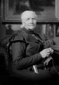 Rumsinteriör, en kvinna, stickning.
Wilhelmina Lagerholm (1826-1917).