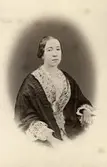 En kvinna.
Fru Juliana Christina Adlers, Yxhult. Juliana Christina Wikander (född 1827-03-19, död 1861-04-01), gift med Gustaf  Adlers (1824-1901). Mor till Emil Adlers.
Hon var född 1827-03-19 i Nedre Östa i Knista, Örebro län, döpt 25 mars 1827 i Knista, död 1861-04-01 i Norra Yxhult, Kumla, Örebro län. (Mor och dotter dog vid förlossningen.)
Hennes föräldrar var comministern/magistern, prosten Per Wikander och Christina Margareta Svenberg.
Se även bild OLM-2008-28-480.