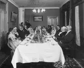 Bröllop mellan marinläkare Julius Lagerholm och Mia Eriksson (?), dotter till järnhandlare E (?) Grangärde.
Bröllopsgäster:
Från höger: förvaltare Emil Mannerfelt, Säbylund.
- målarinnan Wilhelmina Lagerholm, brudgummens faster.
- brudparet.
I fonden: doktorinnan Maria Norström och fröken Elisabet Bastholm, brudgummens kusiner.
4:e från vänster fru Julia Mannerfelt, Säbylund, brudgummens syster.
-doktor Robert Norström, Örebro, Maria Norströms man.
Lokal okänd (anges inte).